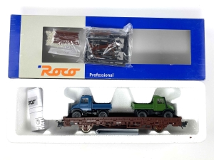 H0-DC-ROCO-47696---Rungenwagen-mit-Ladegut-Unimogs---DB