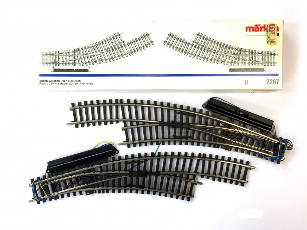 Bild 1 von H0 MÄRKLIN 2267 - K-Gleis Bogenweichenpaar 30° mit Antrieb - bestehend aus 2268 u. 2269