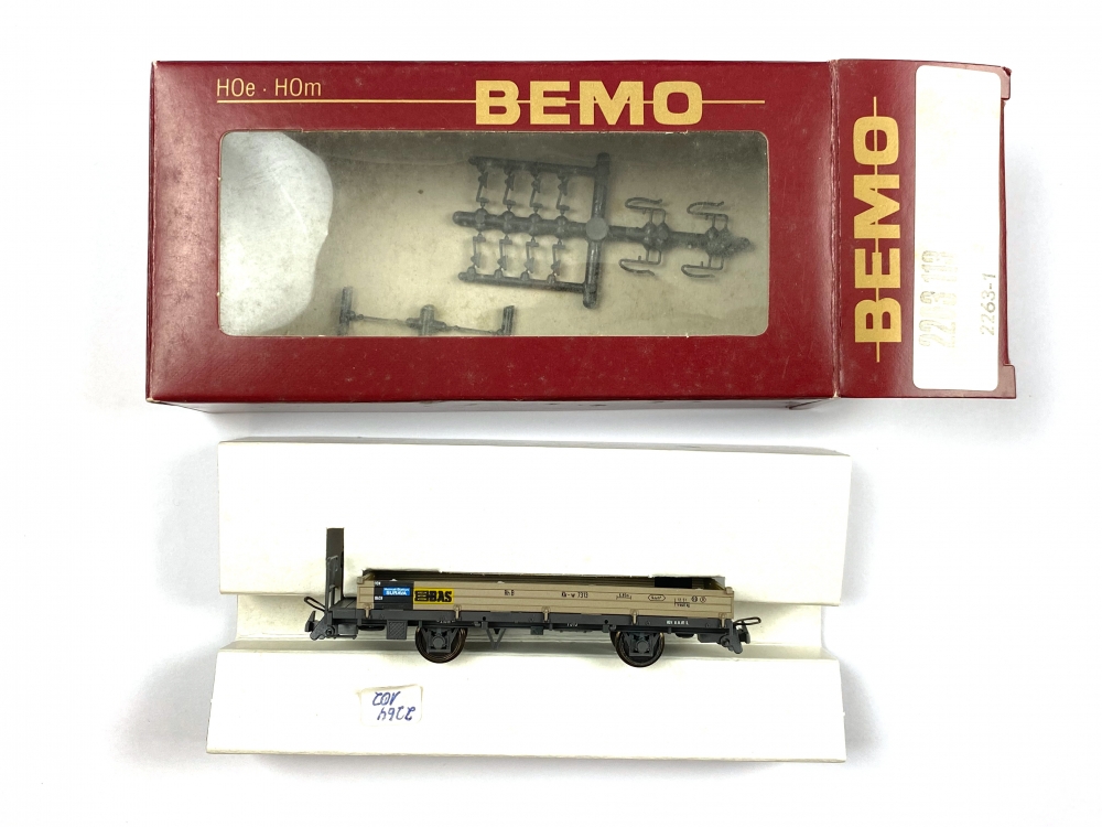 Bild 1 von H0m DC BEMO 2263 113 - Niederbordwagen mit Bremserbühne - RhB