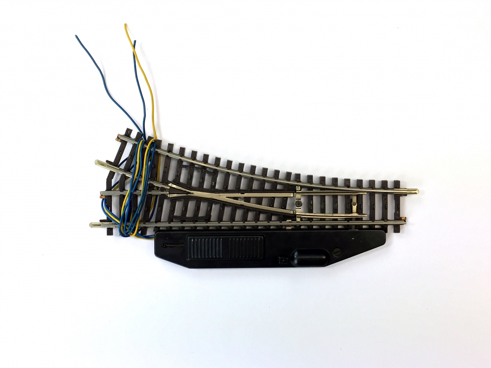 Bild 1 von H0 MÄRKLIN 2263 - K-Gleis Weiche Rechts 22,5° mit Antrieb u. Laterne - aus Weichenpaar-Set 2261