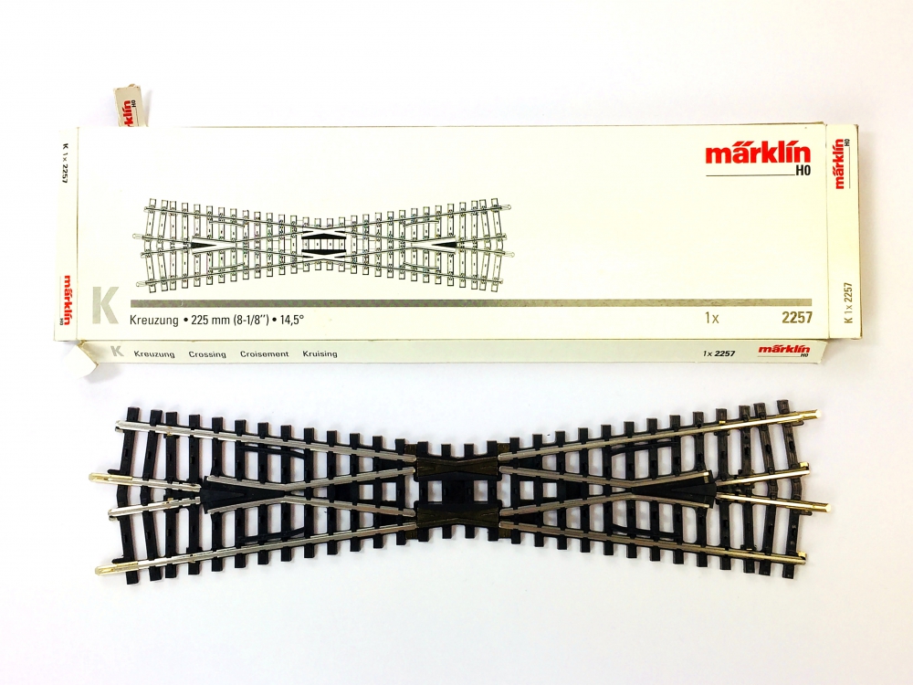 Bild 1 von H0 MÄRKLIN 2257 - K-Gleis Kreuzung, 14° 26 , Gleislänge je 225 mm