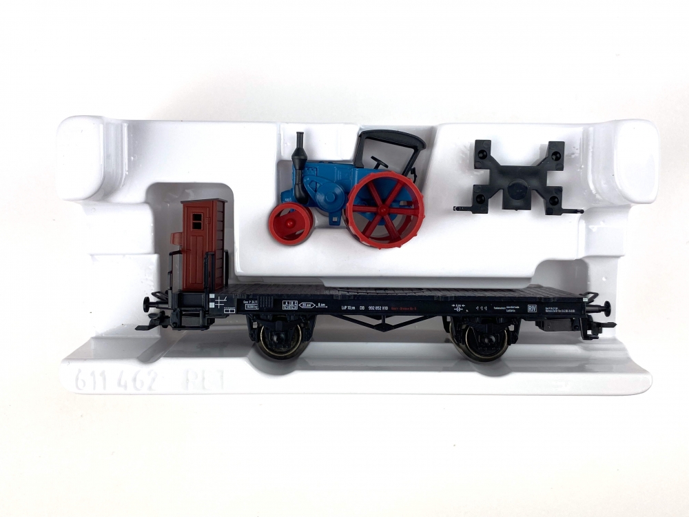Bild 1 von H0 AC MÄRKLIN 46844 - Plattformwagen mit Bremserhaus H 10 - DB - Ep. III - Traktor Lanz HR 8