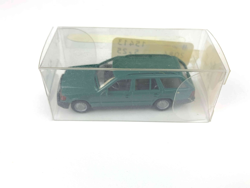 Bild 1 von H0 WIKING 154 13 - Fahrzeug - Mercedes 230 TE - grün