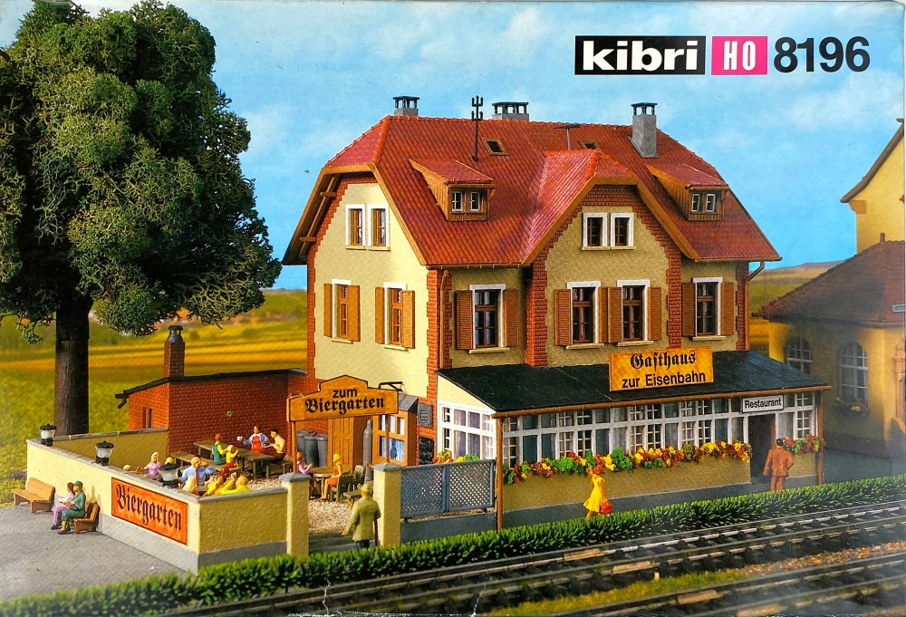 Bild 1 von H0 KIBRI 8196 - Gasthaus zur Eisenbahn mit Biergarten