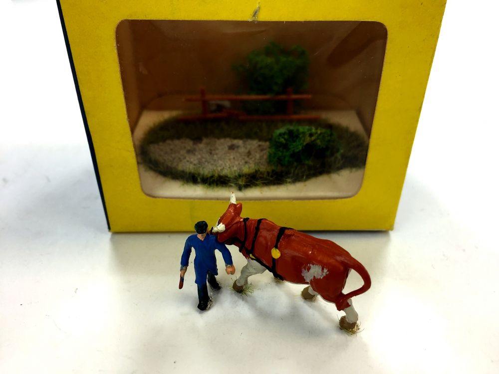 Bild 1 von H0 PREISER 821 - Mini Diorama Bauer mit Kuh