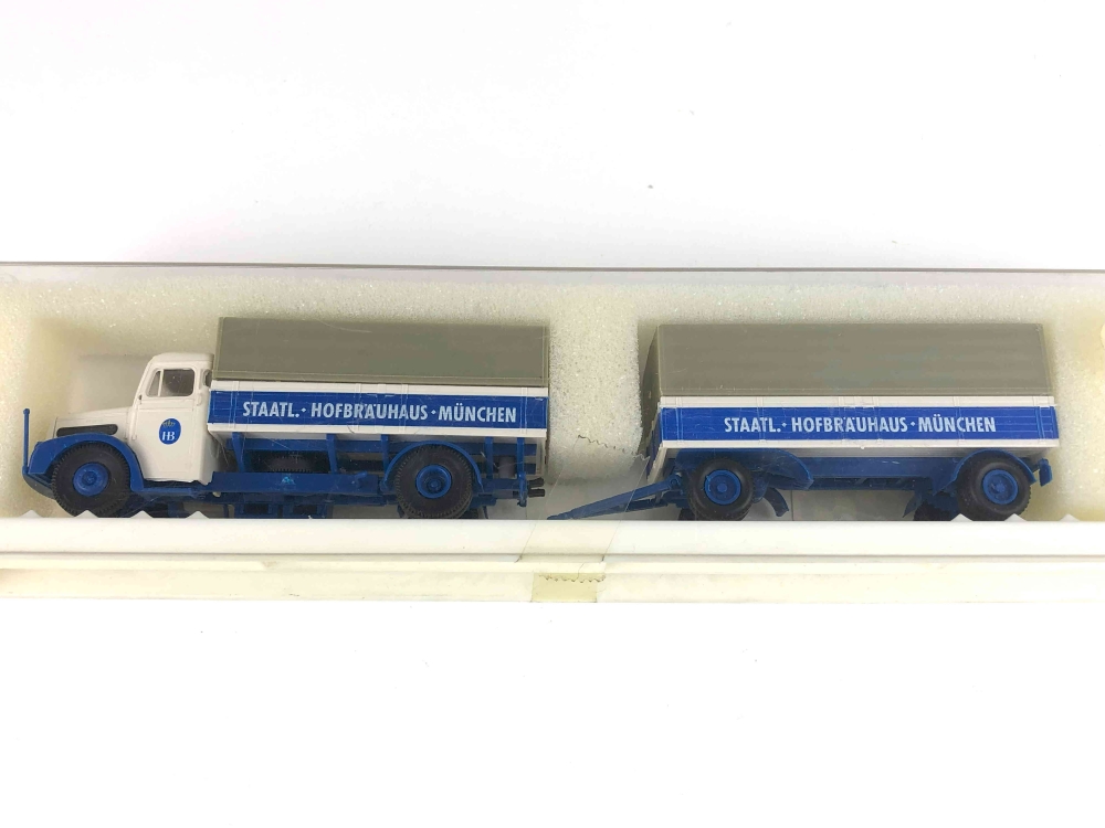 Bild 1 von H0 BREKINA 7223 - MAN F8 Pritschen-Lastzug - Staatl. Hofbräuhaus München