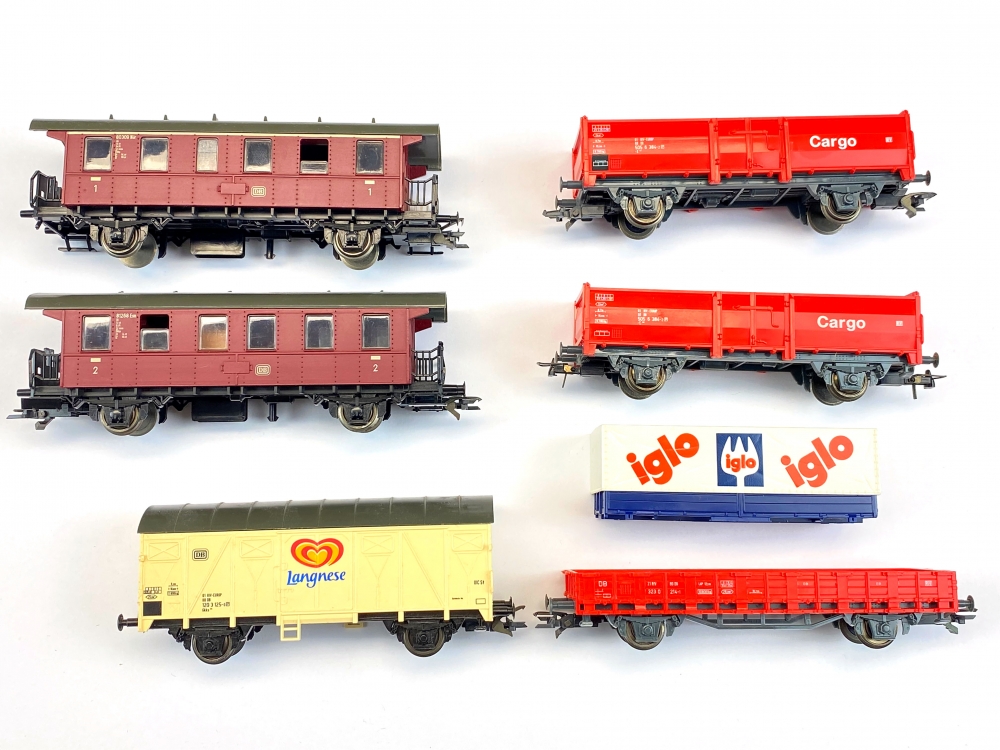 Bild 1 von H0 DC ROCO - Wagen-Set mit 4 Güterwagen u. 2 Personenwagen - aus Set 41212 