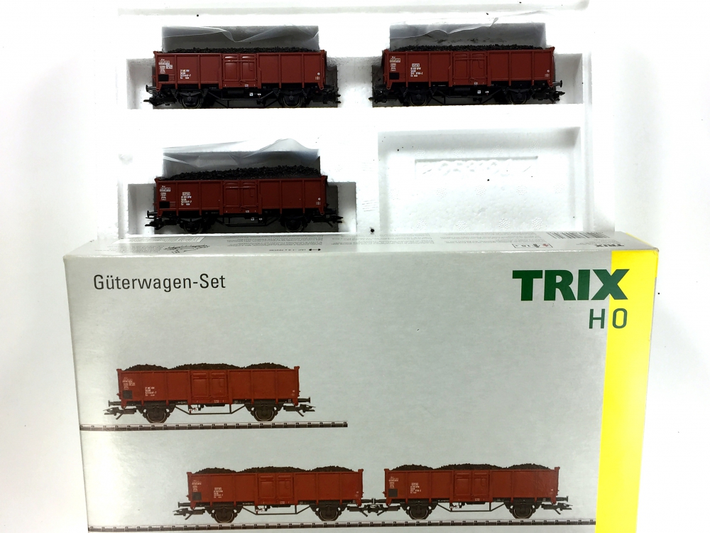 Bild 1 von H0 DC TRIX 24434 - 3-tlg. Set offene Güterwagen der DR mit echter Braunkohle beladen - Ep. III
