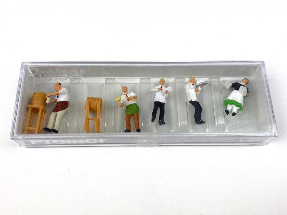 Bild 1 von H0 PREISER 10210 - Figuren - Wirt Kellner Bedienung - Wirtshaus