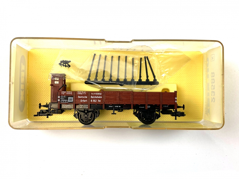 Bild 1 von H0 DC TRIX 23588 International - Niederbordwagen mit Bremserhaus - DRG - Ep. II