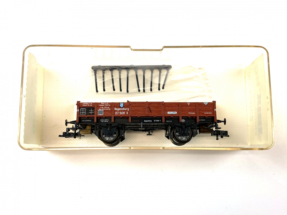 Bild 1 von H0 DC TRIX 23921 International - Niederbordwagen mit Rungen - DRG - Ep. II