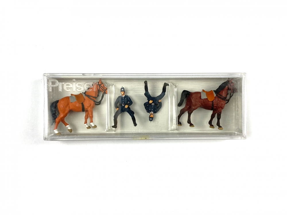 Bild 1 von H0 PREISER 10399 - Figuren - berittene Polizei, Deutschland um 1960