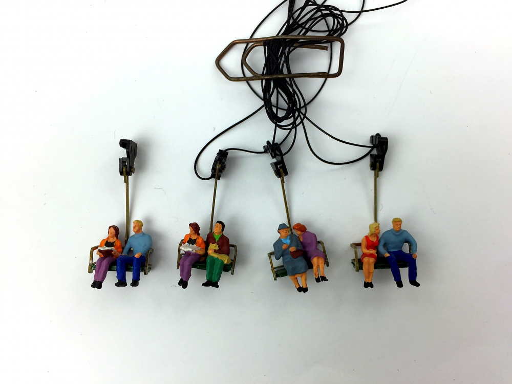 Bild 1 von H0 BRAWA - Figuren - 4 Liftsessel mit Figuren für Sessellift