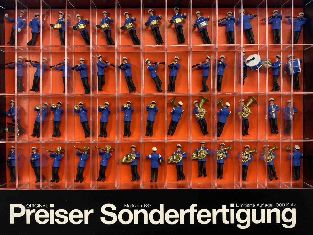 Bild 1 von H0 PREISER 00271 - Figuren - Feuerwehrkapelle im Marsch - Sonderanfertigung Limitiert